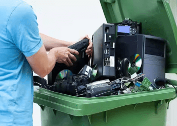 How Commercial Electronic Recycling Reduces Your Company’s Carbon Footprint